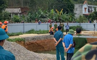 Người đi xe máy mất tích vì rơi xuống “hố tử thần” trên quốc lộ