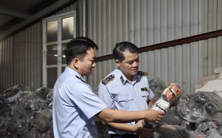 Bất ngờ kiểm tra ở La Phù, phát hiện 10.000 đôi tất giả thương hiệu nổi tiếng