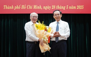 Ông Phan Nguyễn Như Khuê nhận quyết định nghỉ hưu