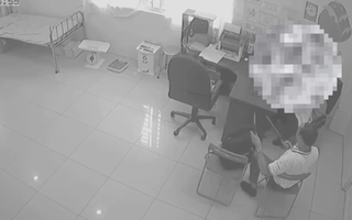 CLIP: Nam bác sĩ đuổi mọi người ra ngoài rồi chém đồng nghiệp trong phòng khám