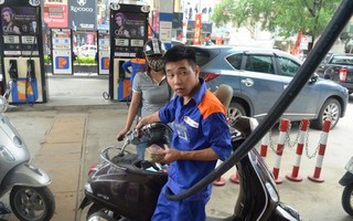 Giá xăng tăng, giá dầu giảm