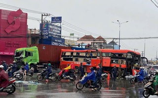 Hiện trường vụ tai nạn giữa xe khách và container khiến 4 người bị thương ở Bình Dương