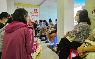 Nhiều người xếp hàng chờ mua vàng sau khi giá vàng miếng SJC, vàng nhẫn giảm