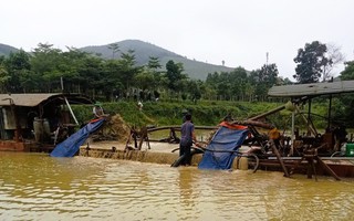 Tỉnh yêu cầu dừng, doanh nghiệp vẫn cho tàu rầm rộ hút cát