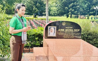 NSND Nguyễn Thị Thanh Thúy xúc động viếng
Nghĩa trang Liệt sĩ tỉnh Gia Lai