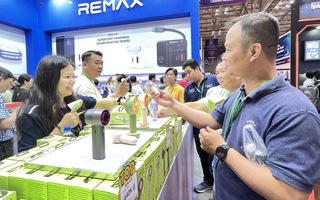 Tràn ngập phụ kiện Trung Quốc tại Triển lãm Quốc tế Điện tử và Thiết bị thông minh Việt Nam 2025