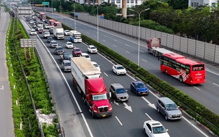 Chưa hết ngày nghỉ lễ, xe ô tô đã ùn ùn trở về Hà Nội, các cửa ngõ thủ đô tắc nghẽn hàng km