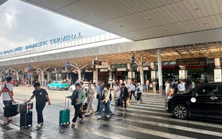 Sân bay Tân Sơn Nhất đông nghẹt, giá vé máy bay trở lại TP HCM đang tăng