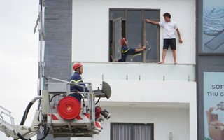 Hành động lạ của nam thanh niên trên lan can tầng 4 nhà nghỉ
