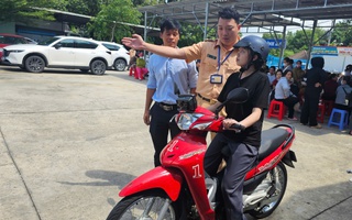 Những hình ảnh về kỳ sát hạch lái xe đầu tiên được Cảnh sát giao thông Bình Dương tổ chức