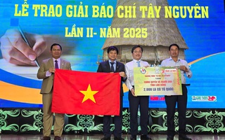 Báo Người Lao Động trao 2.000 lá cờ Tổ quốc ở Lâm Đồng