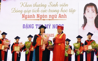 Trao bằng tốt nghiệp cho gần 370 tân cử nhân