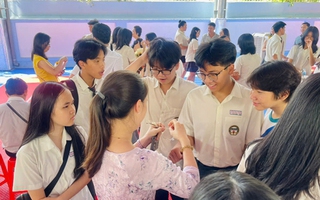 Trao vòng may mắn cho học sinh chuẩn bị thi lớp 10