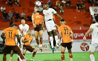 Châu Ngọc Quang dính thẻ đỏ, HAGL thua ngược Bình Định