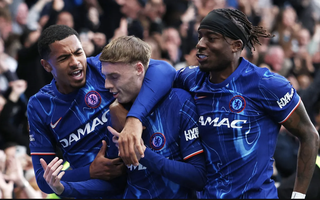 Tân vương Liverpool thảm bại, Chelsea tăng tốc đua Top 5 Ngoại hạng