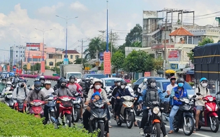 Hình ảnh người tỷ lệ kèo nhà cái hôm nay lỉnh kỉnh đồ đạc trở lại Bình Dương trưa 4-5
