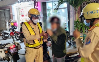 Say xỉn, đá bàn làm việc của CSGT khi bị kiểm tra nồng độ cồn