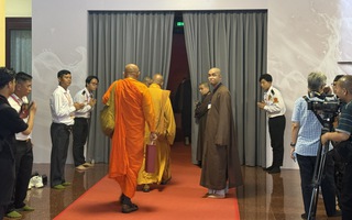 Những đại biểu đầu tiên được chiêm bái Xá lợi trái tim Bồ tát Thích Quảng Đức tại Việt Nam Quốc Tự