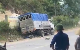 VIDEO: Xe tải tông xe máy, 2 người thương vong