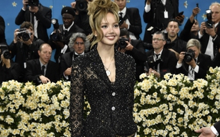Khoảnh khắc gây sốc của các mỹ nhân tại Met Gala 2025