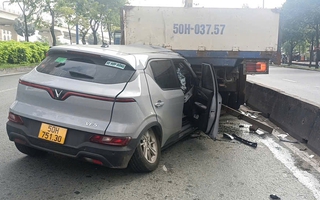 Tài xế taxi nhập viện sau cú tông mạnh đuôi xe tải cẩu