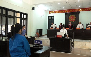 Đưa điện thoại cho nhân viên ngân hàng khi giao dịch, nhiều người bị lừa