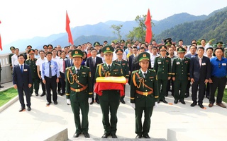 Lễ Thượng cờ và gắn biển công trình Cột cờ A Pa Chải