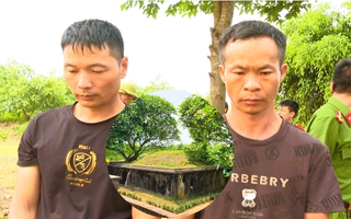 Di lý 2 người nước ngoài về Thanh Hóa để thực nghiệm hiện trường vụ xâm phạm mồ mả, hài cốt