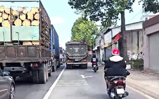 CLIP: Tài xế xe ben chèn ép xe máy, bóp còi inh ỏi gây bức xúc