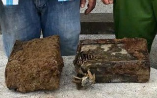 Đào móng nhà, người đàn ông phát hiện 2 thùng đạn có từ thời chiến tranh