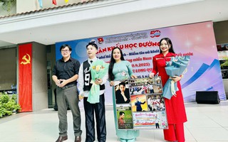 Hát "Bác đang cùng chúng cháu hành quân", ca sĩ Viết Thu được cổ vũ