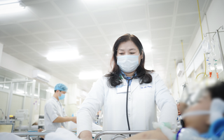Bệnh viện Chợ Rẫy miễn 100% viện phí cho bé trai bị cây rơi trúng đầu