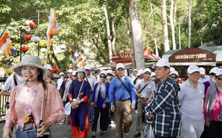 Du khách, người dân đang đổ dồn về núi Bà Đen