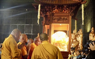 Hình ảnh hàng ngàn người cung rước xá lợi Đức Phật trên đỉnh núi Bà Đen