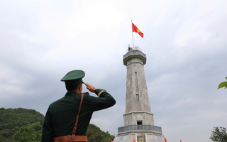 Lễ Thượng cờ và gắn biển công trình Cột Cờ A Pa Chải
