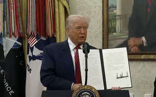 Tổng thống Donald Trump cứng rắn với Trung Quốc trước thềm đàm phán