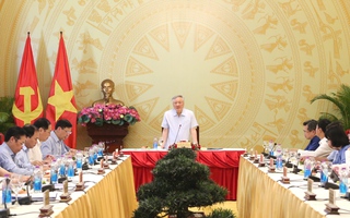 Phó Thủ tướng Thường trực Chính phủ Nguyễn Hòa Bình làm việc với lãnh đạo TP HCM