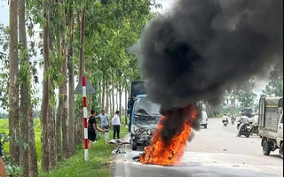Sau cú va chạm với ô tô tải, xe máy bốc cháy, 1 người tử vong