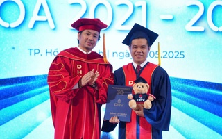 Trường ĐH Hùng Vương TP HCM trao bằng cho các tân thạc sĩ, cử nhân