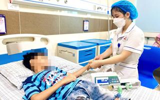 Bé trai sốc nhiệt sau vài phút vào phòng điều hòa