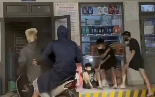 VIDEO: Hàng chục thanh niên cầm hung khí "hỗn chiến" gây náo loạn tại cây xăng
