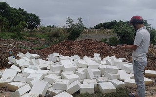 Phát hiện chất thải nghi là phôi xà phòng bị đổ trộm sau trường học