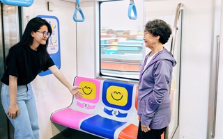 Chiến dịch lạ trên metro số 1 khiến hành khách ấm lòng