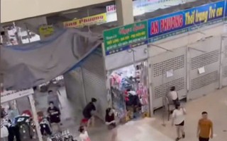CLIP: Tiểu thương nháo nhào đóng quầy khi nghe tin lực lượng chức năng đến kiểm tra