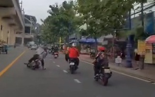 Lại thêm clip đạp ngã xe máy người đi đường ở Thủ Đức