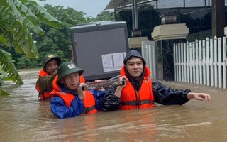 Miền Trung đối mặt lũ mùa hè hiếm thấy