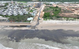 Người dân quay lại hình ảnh dòng nước đen ngòm chảy ra biển từ 1 dự án khu đô thị ở TP Vũng Tàu