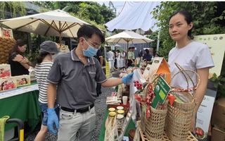 Lần đầu tiên đi chợ thực phẩm sạch, chứng kiến sản phẩm được kiểm nghiệm đột xuất