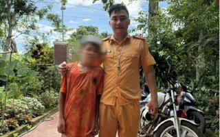 VIDEO: Thượng úy CSGT lao xuống sông chảy xiết cứu bé trai bị nước lũ cuốn