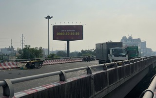 Xe máy chở trái cây va xe thư báo trên cầu Bình Lợi, 1 người tử vong
